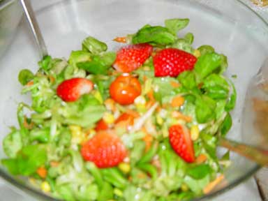 Salatvariation mit Erdbeereckchen