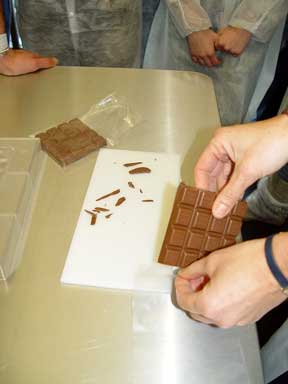 
      Luftdichtes Verpacken der Schokolade