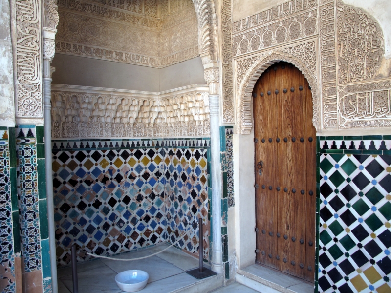 Wand und Tür:  Alhambra, Granada, Spanien