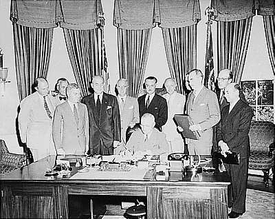 Präsident Truman bei der Unterzeichnung des Vertragswerks am 4. April 1949.