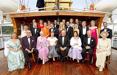 Familienbild anlässlich des 70. Gbeurtstag I.M. der Königin von Norwegen