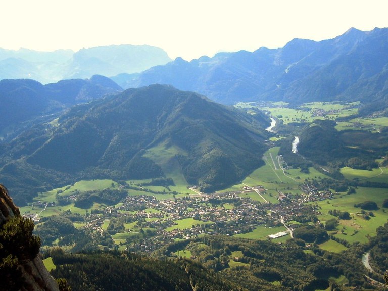 Luftbild des Ortes Unterwössen mit Flugplatz