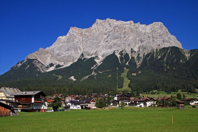 Blick auf die Zugspitze vom österreichischen Dorf Ehrwald