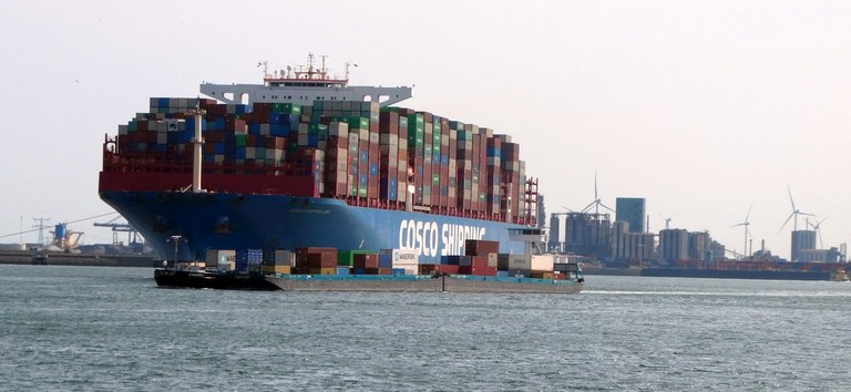 Fluss- und Containerschiff