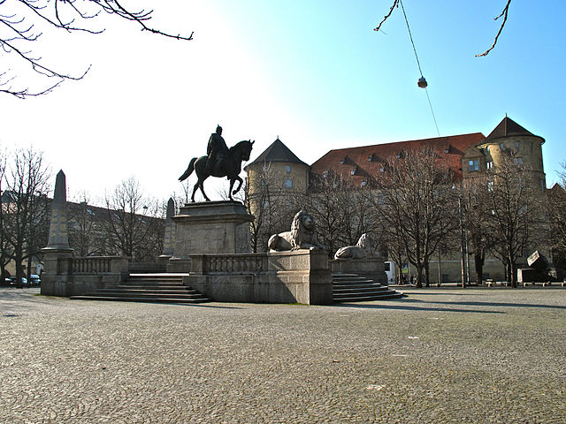 Der Karlsplatz in Stuttgart mit der Reiterstatute von Kaiser Wilhelm und dem Alten Schloss im Hintergrund