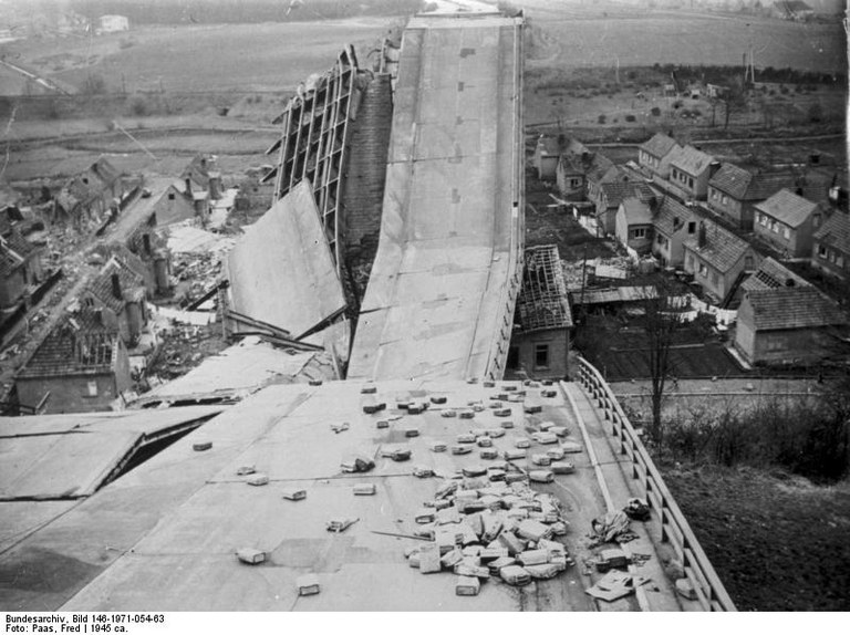 Bundesarchiv_Bild_146197105463,_Kaiserslautern,_zerstörte