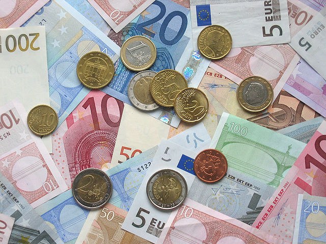 wikipedia, 8c) gemeinfrei

http://upload.wikimedia.orgwikipediacommonsthumb665Euro_coins_and_banknotes.jpg640px-Euro_coins_and_banknotes.jpg