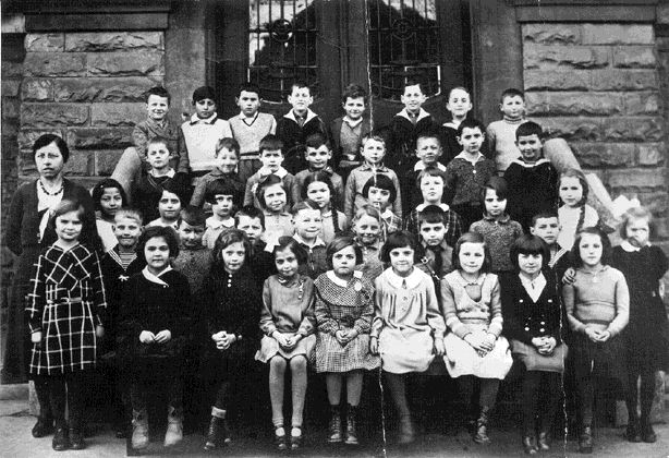 Elisabeth Guttenberger in der Volksschule: 3. Reihe, ganz links neben der Lehrerin
