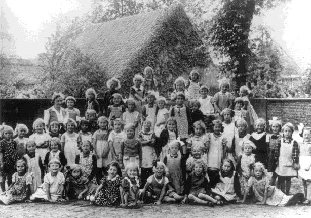 Margot Krause (3. Reihe, 6. von links) in der Wilhelm-Schule in Greven, ca. 1938.