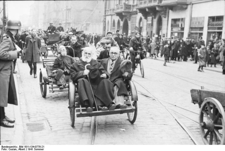 Bundesarchiv_Bild_101I-134-0778-21,_Polen,_Ghetto_Warschau,_Straßenszene.jpg