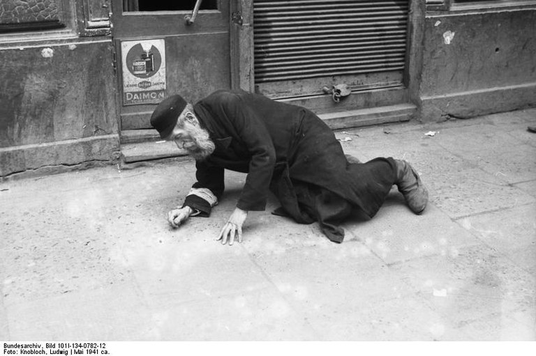 Bundesarchiv_Bild_101I-134-0782-12,_Polen,_Ghetto_Warschau,_alter_Mann.jpg Bundesarchiv_Bild_101I-134-0782-12,_Polen,_Ghetto_Warschau,_alter_Mann.jpg