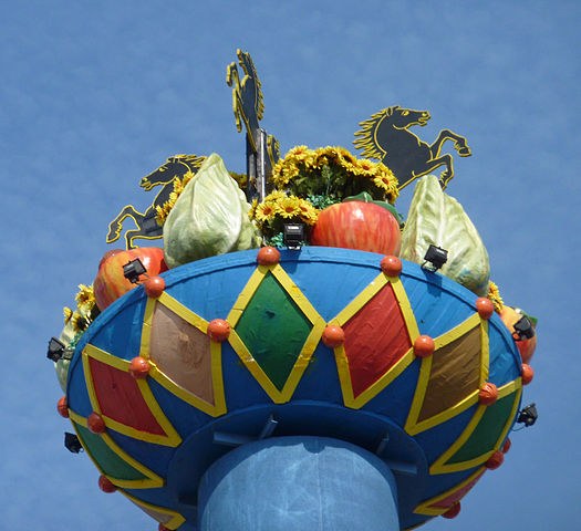 525px-Volksfest_2011_Fruchtsaeulendetail.jpg 525px-Volksfest_2011_Fruchtsaeulendetail.jpg