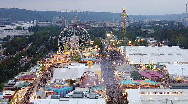 Cannstatter Volksfest: rechts neben dem Riesenrad die Fruchtsäule (2004)