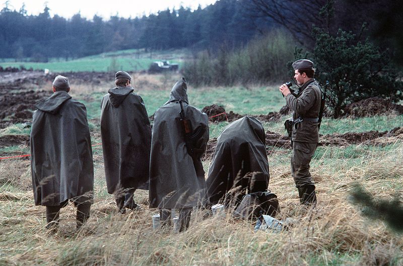 Grenztruppen der DDR auf Patrouille an der deutsch-deutschen Grenze.