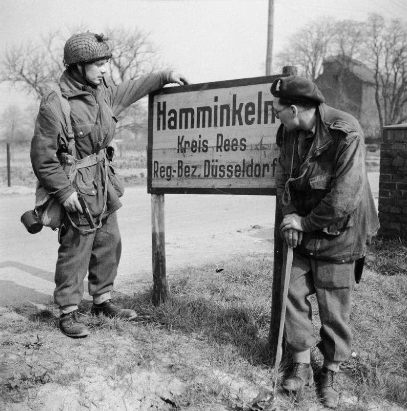 Soldaten der britischen Luftwaffe am Ortsschild von Hamminkeln (Kr. Rees) im März 1945