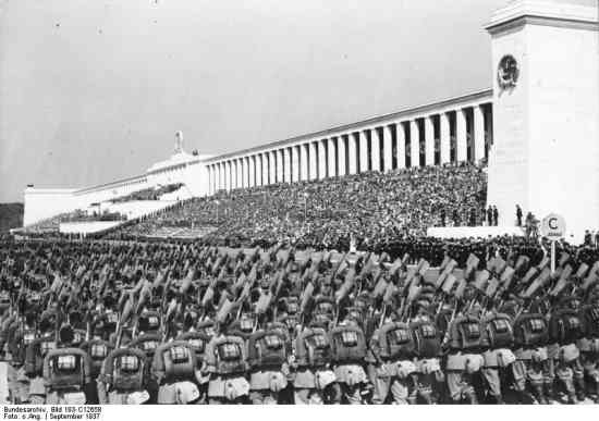 Parade des Reichsarbeitsdienstes auf dem Reichsparteitag der NSDAP 1937