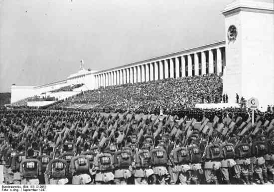 Parade des Reichsarbeitsdienstes auf dem Reichsparteitag der NSDAP 1937