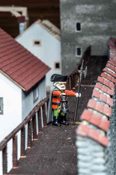 Der Nachtwächter sorgt für Ordnung während der Nacht.