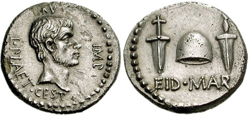 Denarius mit dem Kopf des Brutus und einem Pileus, flankiert von zwei Dolchen