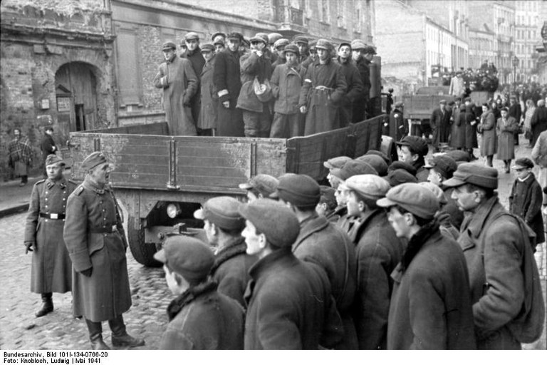 Bundesarchiv_Bild_101I-134-0766-20,_Polen,_Ghetto_Warschau,_Juden_auf_LKW.jpg Bundesarchiv_Bild_101I-134-0766-20,_Polen,_Ghetto_Warschau,_Juden_auf_LKW.jpg