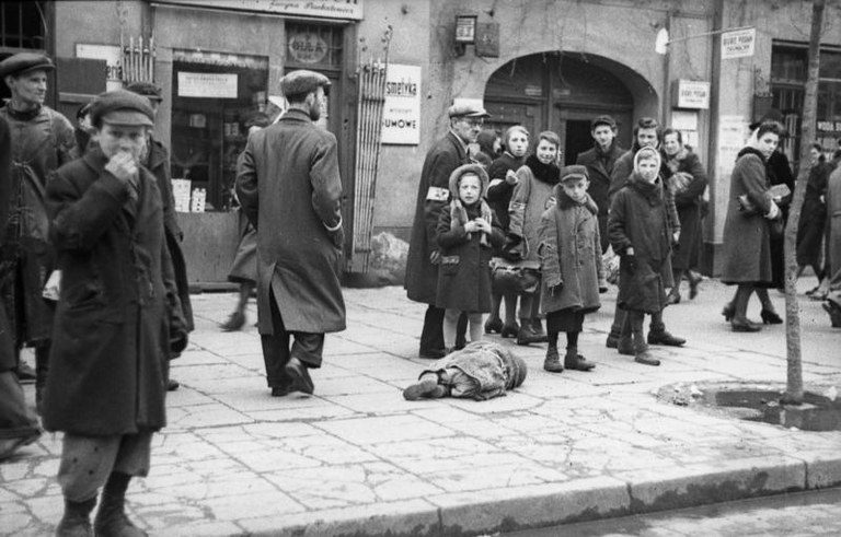Bundesarchiv_Bild_101I-134-0771A-39,_Polen,_Ghetto_Warschau,_Kind_in_Lumpen.jpg Bundesarchiv_Bild_101I-134-0771A-39,_Polen,_Ghetto_Warschau,_Kind_in_Lumpen.jpg