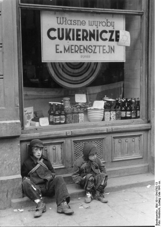 Bundesarchiv_Bild_101I-134-0782-13,_Polen,_Ghetto_Warschau,_Kinder_vor_Schaufenster.jpg