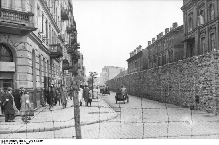 Bundesarchiv_Bild_101I-270-0298-07,_Polen,_Ghetto_Warschau,_Mauer.jpg