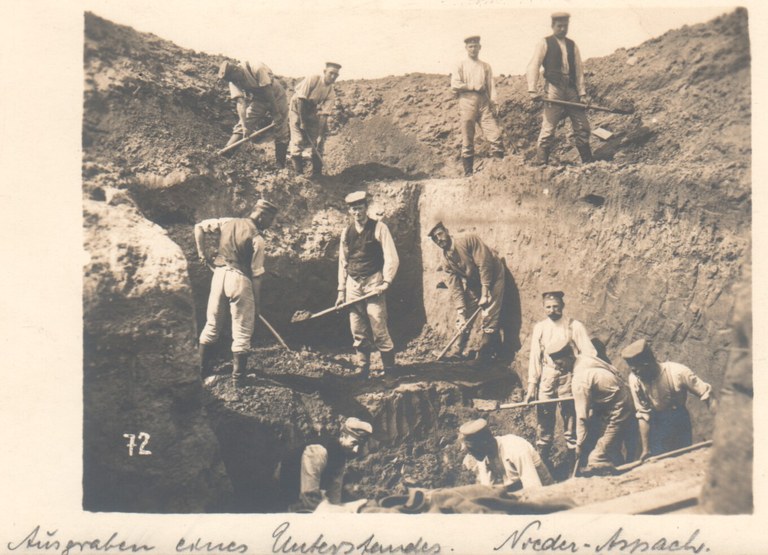 016-Ausgraben eines Unterstandes, Niederaspach.jpg