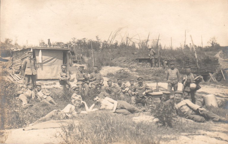 027-Rast im sommerlichen unterstand.jpg 027-Rast im sommerlichen unterstand.jpg