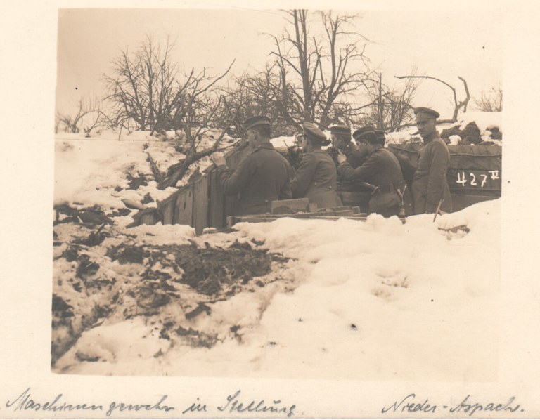 039-Maschinengewehr in Stellung, Nieder-Aspach.jpg 039-Maschinengewehr in Stellung, Nieder-Aspach.jpg