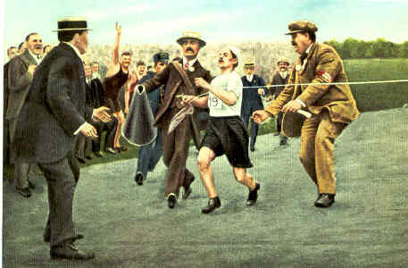 Dorando Pietri beim Zieleinlauf des olympischen Marathonlaufs 1908 in London