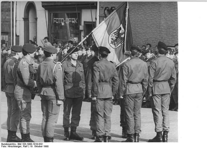 Bad Salzungen, 19. Oktober 1990::  Auf dem Marktplatz wurden die ersten Bundeswehrsoldaten Ostdeutschlands vereidigt.