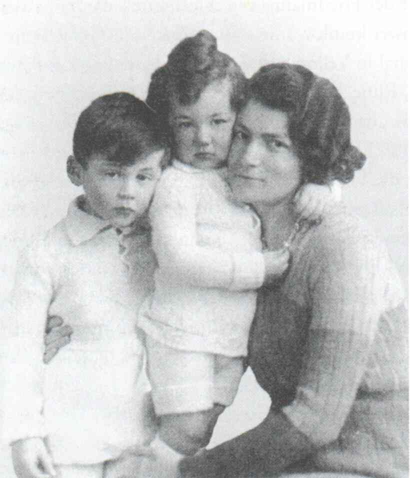 Lili Friedmann mit ihren Söhnen, um 1932