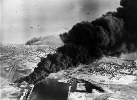 Port Said. Brennende Öltanks nach dem Angriff der Briten und Franzosen