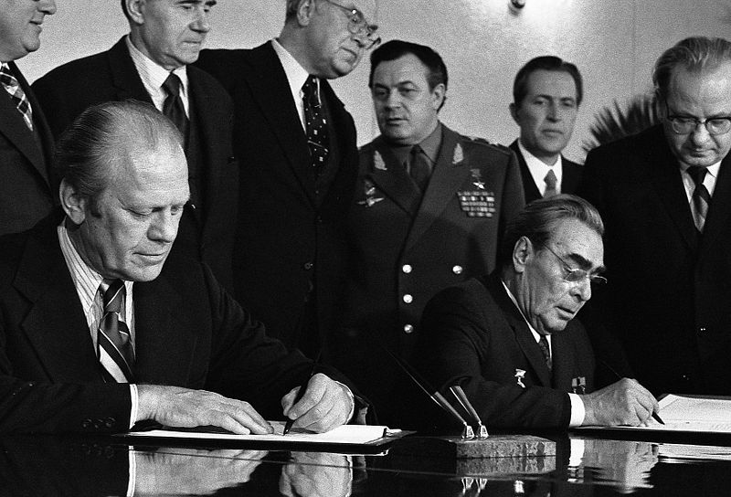 Gerald Ford und Leonid Breschnew unterzeichnen ein Abrüstungsabkommen (1974)