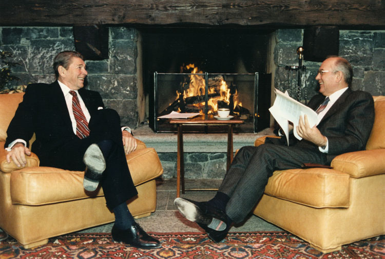 Reagan und Gorbatschow vor dem Kaminfeuer (Schweiz, November 1985)