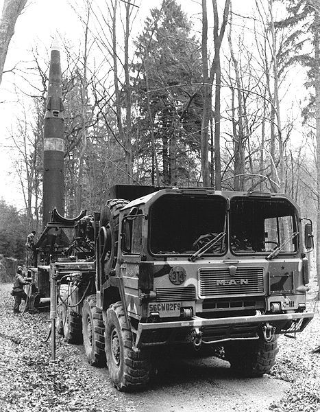 Pershing-II-Rakete und Werfer mit Zugmaschine vom Typ MAN M 1001 im Wald von Mutlangen