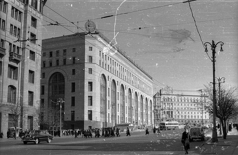 800px-Teatralnij_út_a_Lubjanka_(Dzerzsinszkij)_tér_felé_nézve,_középen_a_Központi_Gyermek_Áruház._Fortepan_100678.jpg