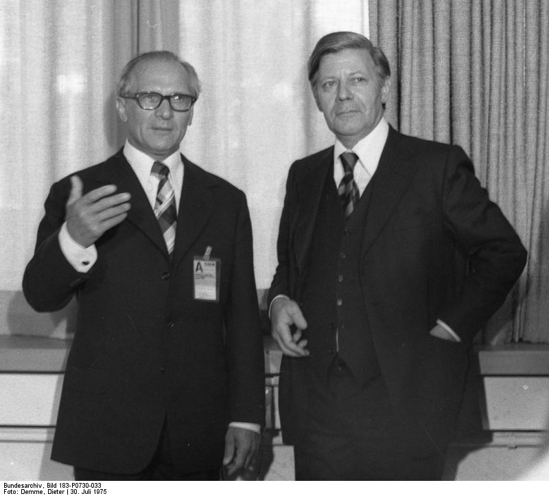 Der Generalsekretär der SED Erich Honecker und der Bundeskanzler Helmut Schmidt auf der 
KSZE-Konferenz in Helsinki, 30. Juli 1975