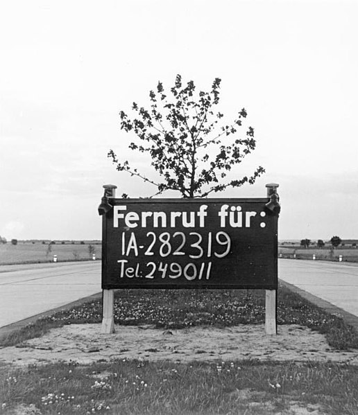 516px-Bundesarchiv_Bild_146-1988-019-18,_Reichsautobahn,_Auto-Reiseruf.jpg