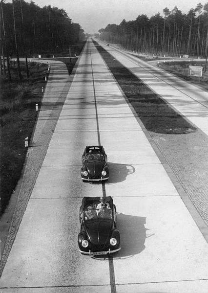 Bundesarchiv_Bild_146-1979-025-30A,_Reichsautobahn_mit_zwei_KdF-Wagen.jpg