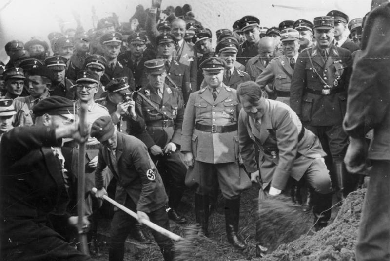 Bundesarchiv_Bild_183-R27373,_Reichsautobahn,_Adolf_Hitler_beim_1._Spatenstich,_bei_Frankfurt.jpg