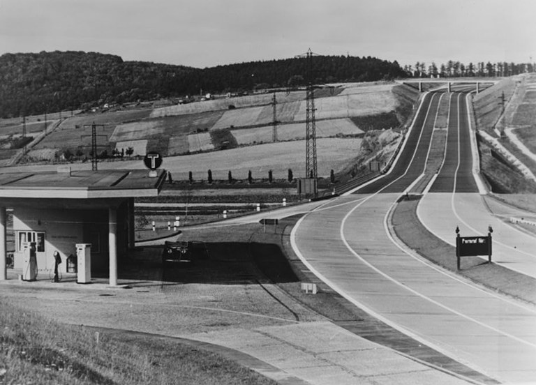 Reichsautobahn_mit_Tankstelle.jpg Reichsautobahn_mit_Tankstelle.jpg