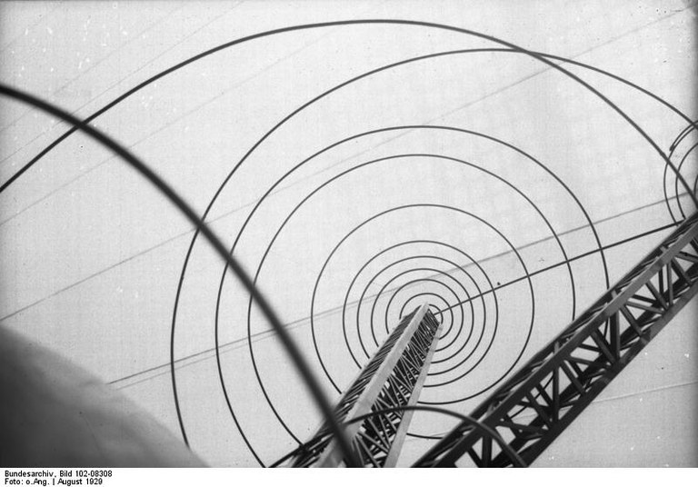 Bundesarchiv_Bild_102-08308,_Berliner_Funkausstellung,_Rundfunksender.jpg