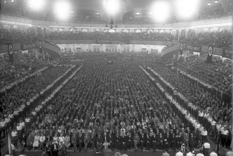 Bundesarchiv_Bild_102-10391A,_Berlin,_Wahlversammlung_der_NSDAP_im_Sportpalast.jpg