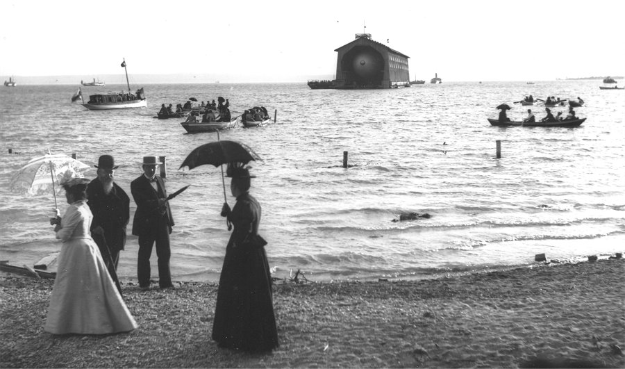 koenigspaar-vor-schwimmender-halle-1900-900pix.jpg