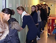 Schülerinnen und Schüler arbeiten im Staatsarchiv Ludwigsburg