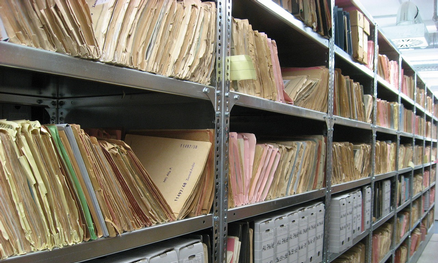 Blick in das Regal eines Archivs mit zahlenlosen Akten, offensichtlich ehemalige Stasi-Unterlagen