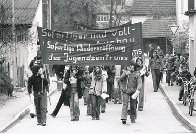 Jugendliche demonstrieren mit Bannern auf der Straße für die Wiedereröffnung des Jugendzentrums in Stetten im Remstal
