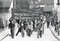 Jugendliche demonstrieren mit Bannern auf der Straße für die Wiedereröffnung des Jugendzentrums in Stetten im Remstal